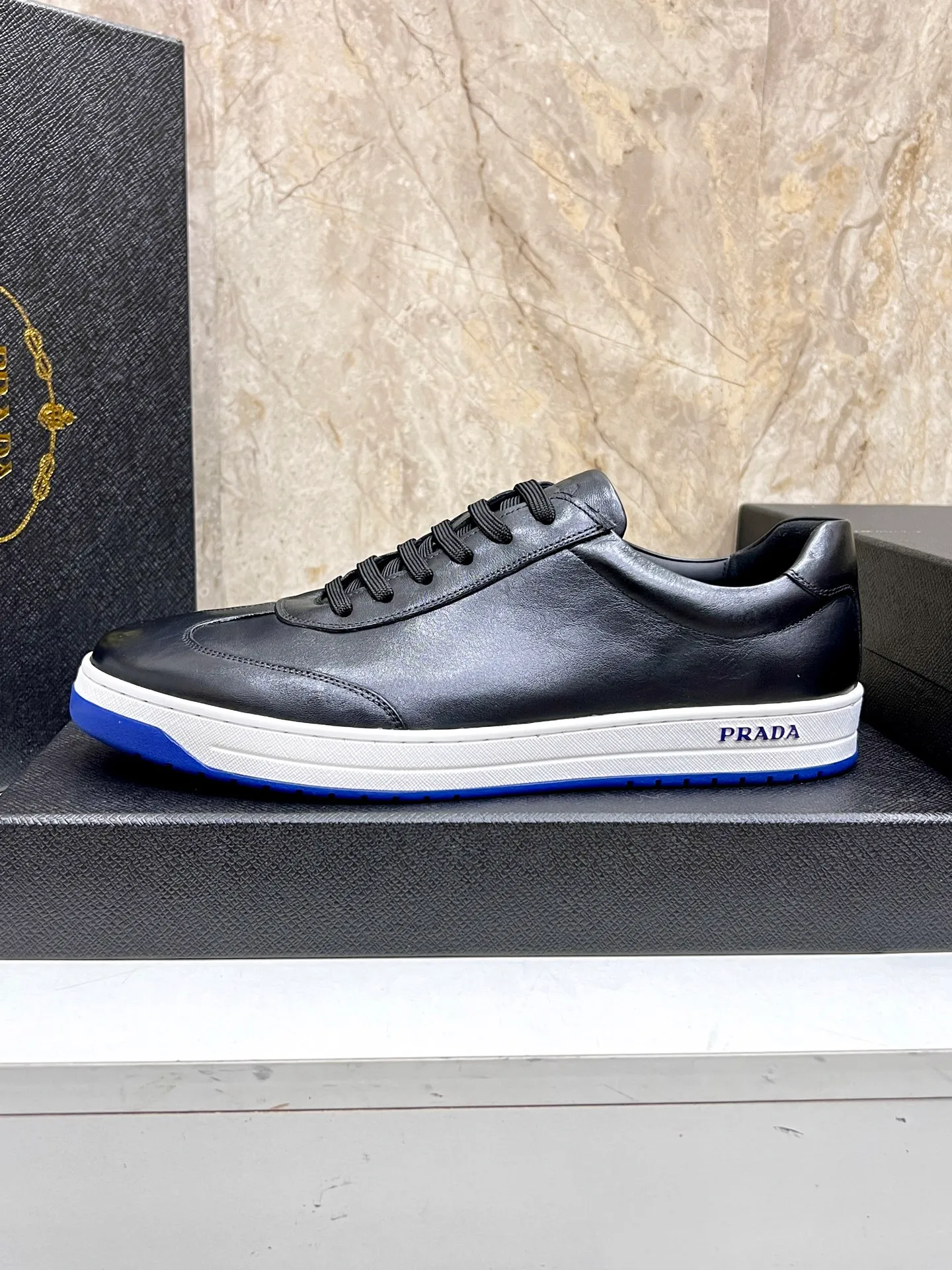 💰620 Prada classic men’s lace-up casual shoes｜Imported cowhide upper｜Layered stitching design on the upper Lightweight and breathable｜Soft and comfortable｜PRADA letters on the side｜Distinctive sporty style Showing the brand style｜Lightweight embossed rubber sole｜With cowhide foot pad lining｜Excellent foot feel Fashionable and elegant｜Size: 38-44 (customized at 45)